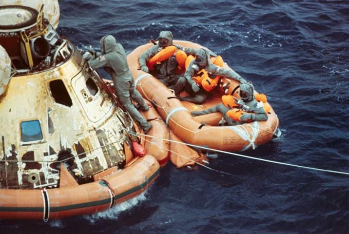 Les astronautes d'Apollo 11 attendent dans un radeau de sauvetage après une éclaboussure