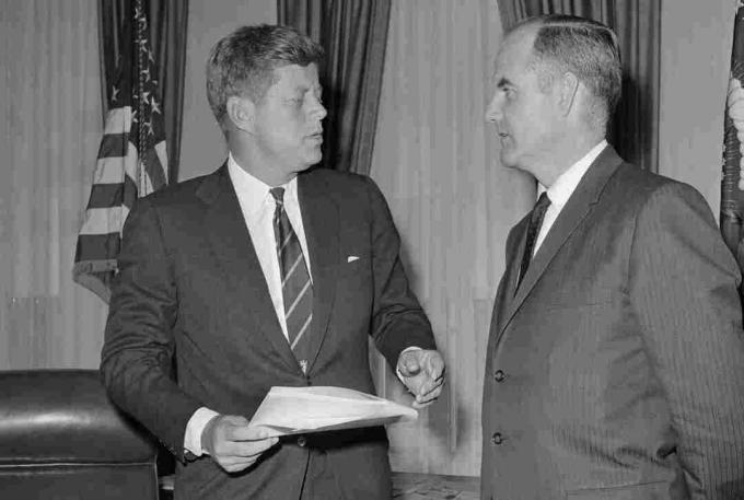 Photographie du président Kennedy et de George McGovern