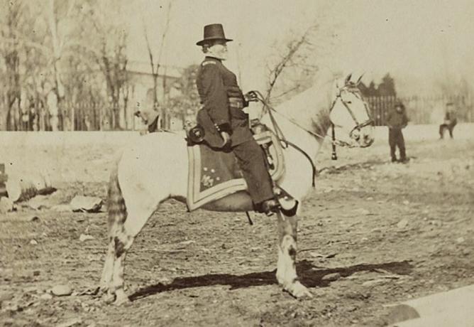 Général de division George H. Thomas en uniforme de l'armée américaine à califourchon sur un cheval blanc.