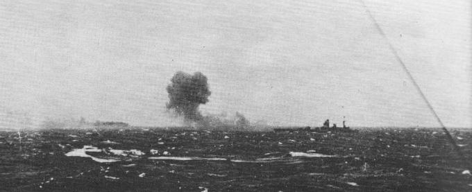 Le HMS Rodney tire sur Bismarck, 1941