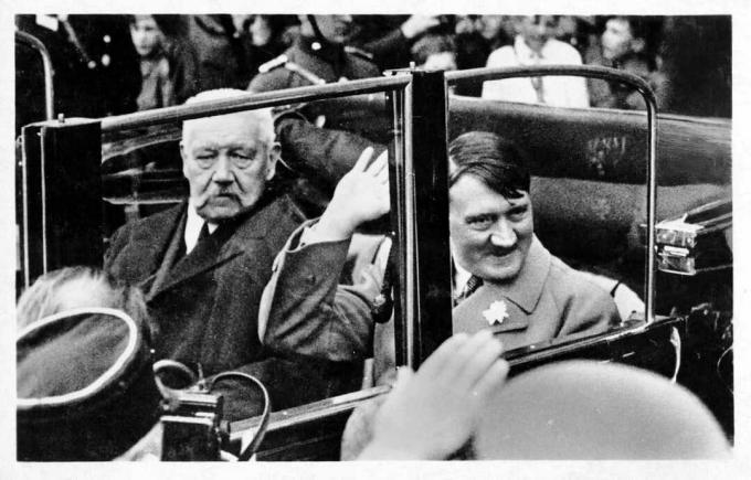 Le président allemand Paul von Hindenburg (1847-1934, à gauche) dans une voiture avec le leader nazi et chancelier de Allemagne, Adolf Hitler (1889-1945), en route pour un rassemblement des jeunes de la fête du Travail au Lustgarten, Berlin, 1er Mai 1933.