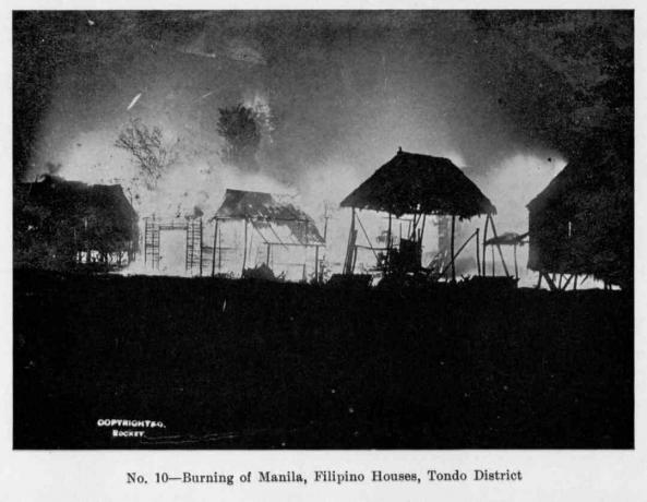 Vue nocturne de l'incendie de Manille, avec des maisons philippines en flammes