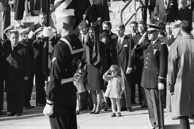 John F. Kennedy Jr. saluant son père aux funérailles