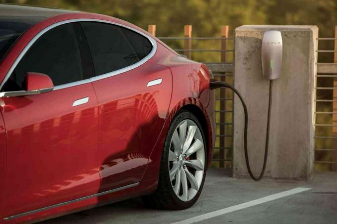 Tesla Motors recharge sa voiture électrique dans un parking public