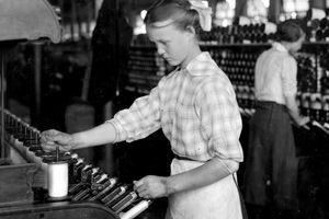 Une jeune fille de quinze ans travaille comme adjudicatrice de bobines au Berkshire Cotton Mills, à Adams, Massachussetts, 1917.