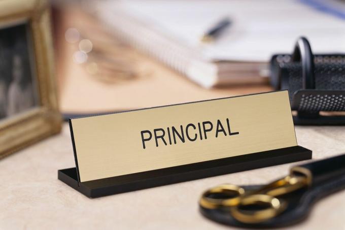 Plaque signalétique du directeur de l'école sur un bureau