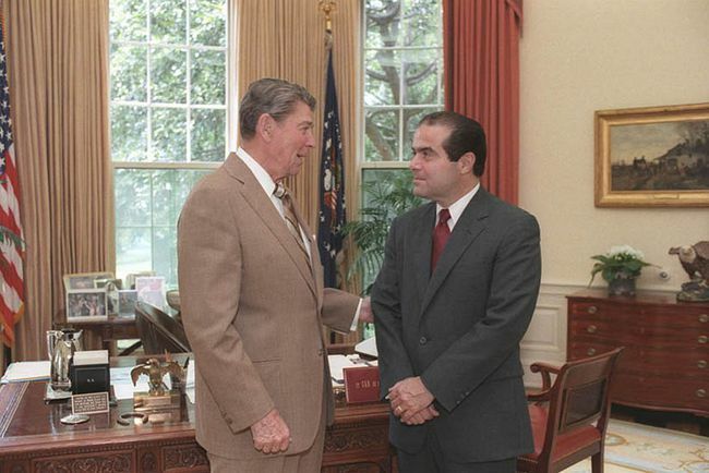 Le président Ronald Reagan parle au juge à la Cour suprême Antonin Scalia dans le bureau ovale, 1986.