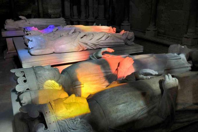 Statues couchées de rois français et reflets de vitraux, Basilique Saint-Denis, Paris, France