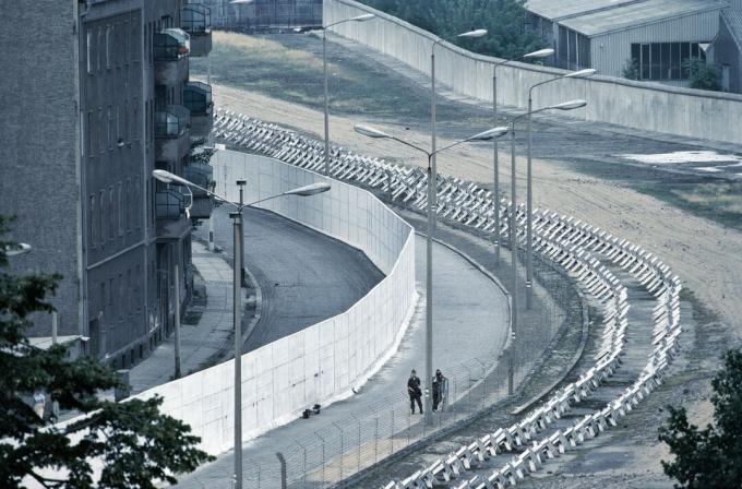 Des soldats patrouillent dans la bande de la mort du mur de Berlin en 1981.