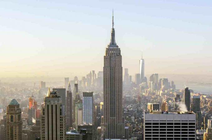 À la recherche d'un gratte-ciel de la ville, grand gratte-ciel en escalier au centre et gratte-ciel argenté en arrière-plan, regardant vers le bas de Manhattan