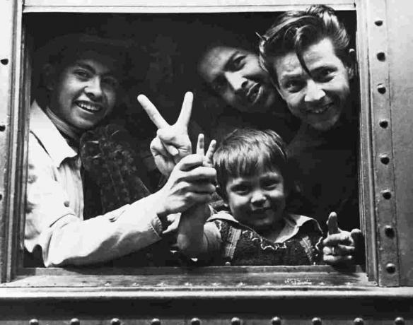 Photo d'une jeune famille de braceros mexicains migrants dans un train en direction des États-Unis.