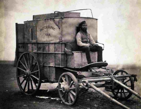 Photographie de la camionnette photo de Roger Fenton utilisée pendant la guerre de Crimée