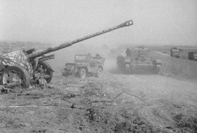 Un char britannique a dépassé un canon de campagne allemand accidenté.