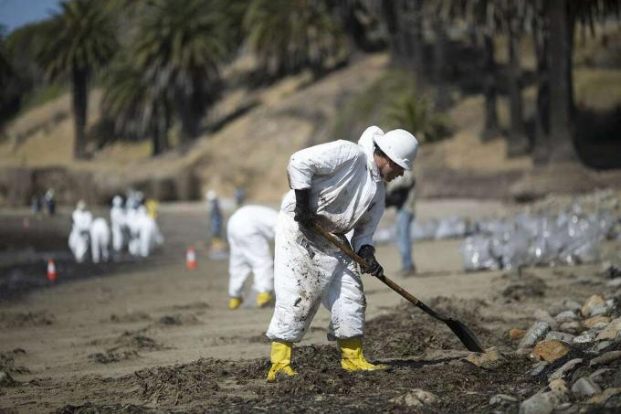 Un pipeline rompu renverse du pétrole le long de la côte de Santa Barbara
