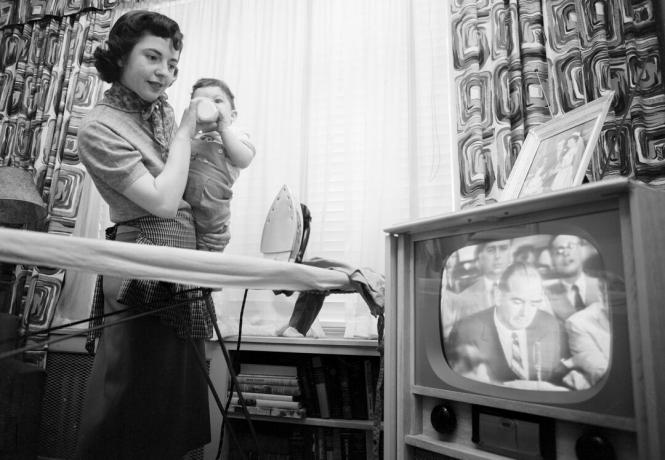 Photographie d'une femme regardant le sénateur Joseph McCarthy à la télévision