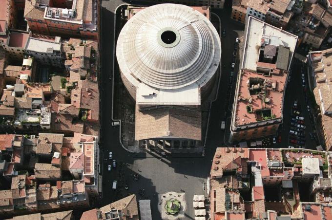 Vue aérienne du dôme blanc avec un énorme trou rond au centre