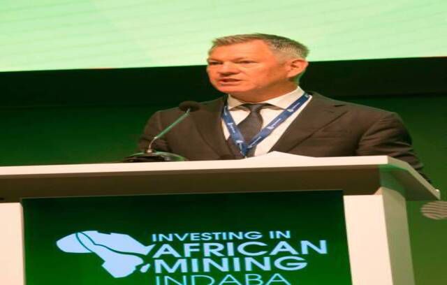 Mike Fraser, COO de South 32, prend la parole lors de la première journée de la Mining Indaba à Cape Town