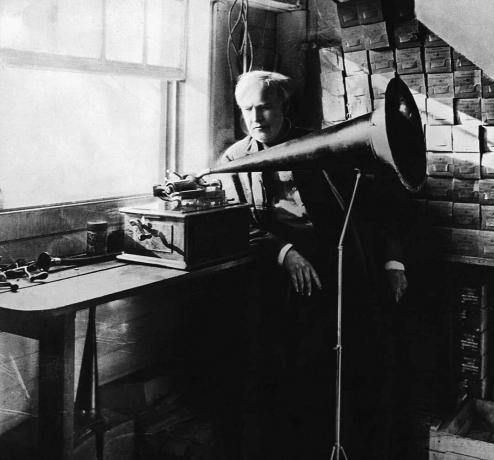 Thomas Edison avec son premier phonographe