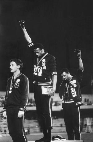 Photographie des membres de l'équipe d'athlétisme afro-américaine Tommie Smith et John Carlos levant les poings de Black Power gantés pour protester contre les droits civils lors de la cérémonie de remise des médailles aux Jeux olympiques de 1968 à Mexico