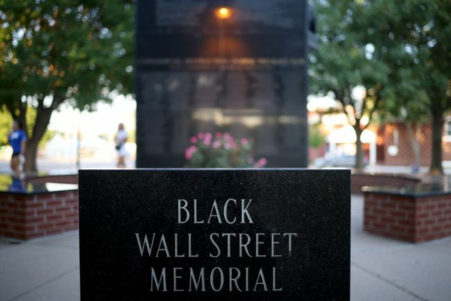 Le mémorial du massacre de Black Wall Street est présenté le 18 juin 2020 à Tulsa, Oklahoma.