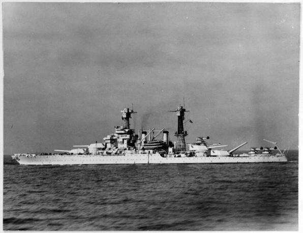 Cuirassé USS Colorado (BB-45) à l'ancre.