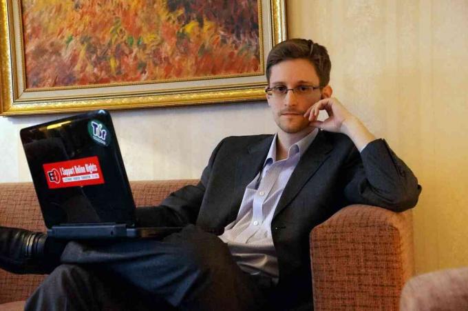 Edward Snowden pose pour une photo lors d'une interview dans un lieu non divulgué en décembre 2013 à Moscou, en Russie.