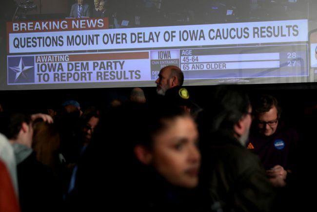 Les partisans du candidat démocrate à la présidentielle Sen. Bernie Sanders (I-VT) attend que les résultats arrivent lors de la soirée de veille de son caucus le 03 février 2020 à Des Moines, Iowa.
