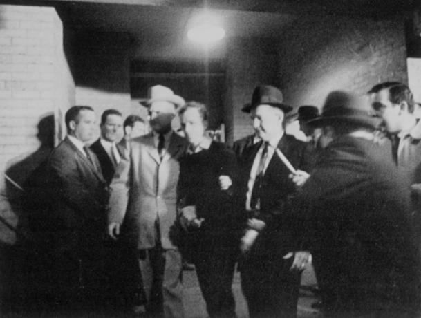 Jack Ruby manoeuvre l'application de la loi pour tirer sur Lee Harvey Oswald