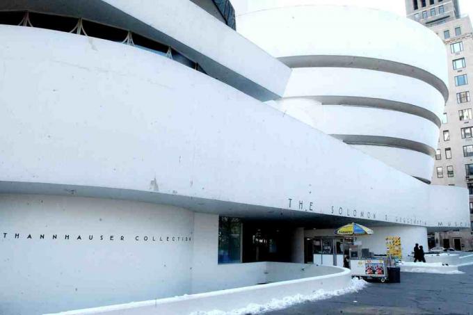 Le Musée Guggenheim par Frank Lloyd Wright Le Solomon R. Musée Guggenheim de Frank Lloyd Wright inauguré le 21 octobre 1959