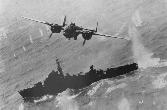 B-25 Mitchell survolant un navire de guerre japonais.