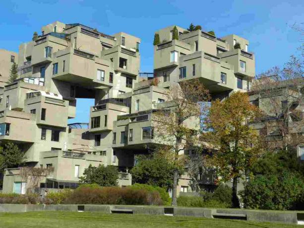 Photo d'appartements en forme de boîte, empilés individuellement et au hasard.