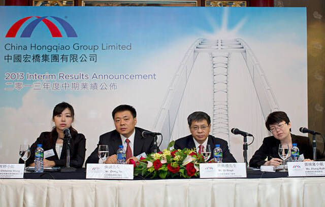Dirigeants de China Hongqiao Group, Ltd. assister à la conférence de presse sur les résultats de l'entreprise à Hong Kong, Chine