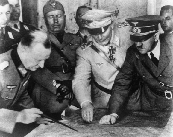 Adolf Hitler (1889-1945), Hermann Goering (1893-1946) et d'autres planifient une stratégie militaire au quartier général de l'armée allemande. À l'arrière-plan, le dictateur italien Benito Mussolini, vers 1940.