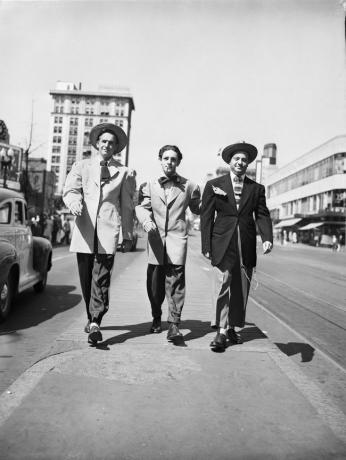 Photographie de trois hommes portant des variantes du costume zoot.