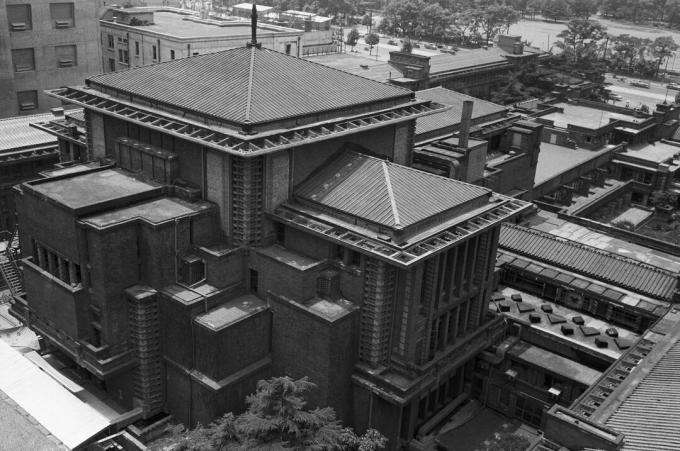 photo historique en noir et blanc de structures cuboïdes de différentes tailles, la plus grande étant davantage un cube