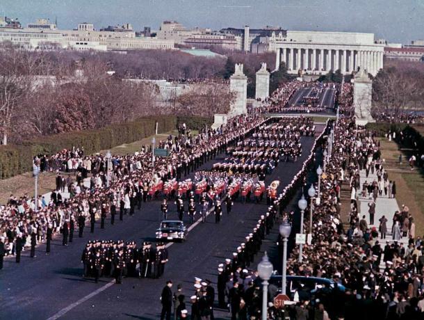 Procession funéraire du président John F. Kennedy traverse le pont Memorial