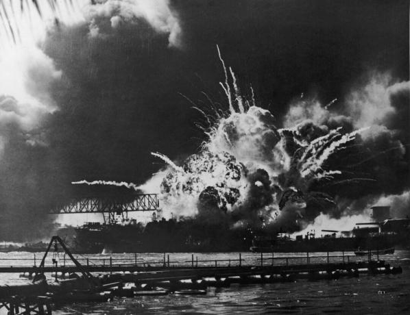 Une vue de l'USS Shaw explosant à la base navale américaine, Pearl Harbor, Hawaii,