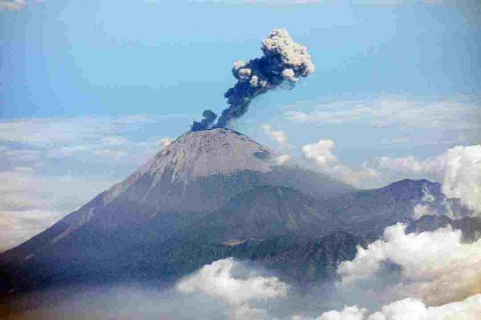 Le volcan Semeru en Indonésie est un stratovolcan actif.