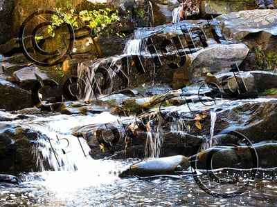 Photo filigranée d'un ruisseau en cascade