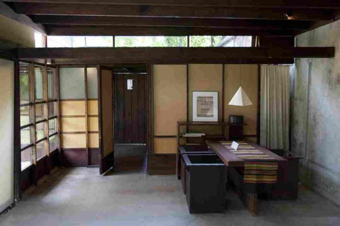 Mur de fenêtres et fenêtres à claire-voie espace intérieur lumineux à la Schindler House 1922 à Los Angeles, Californie