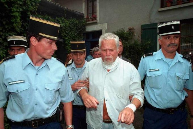 Ira Einhorn a été emmené à la police à 20 heures après l'annonce de son extradition.