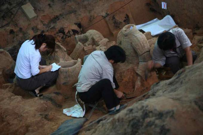 Les archéologues travaillent sur le site de fouille de la fosse n ° 1 du musée des guerriers et des chevaux en terre cuite de Qin Shihuang dans le district de Lintong de Xian, province du Shaanxi, en Chine. (Août 2009)
