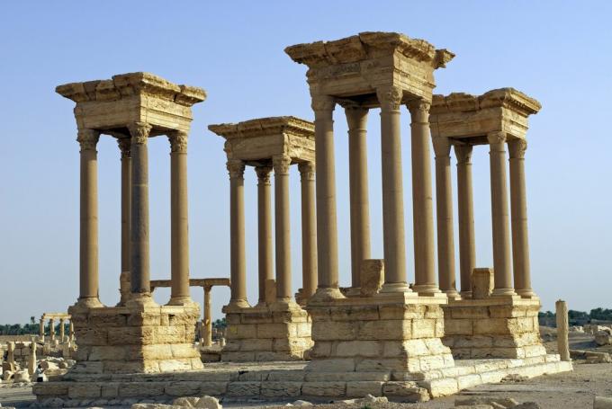 Le Tetrapylon reconstruit sur le Cardo Maximus, Palmyre, Syrie