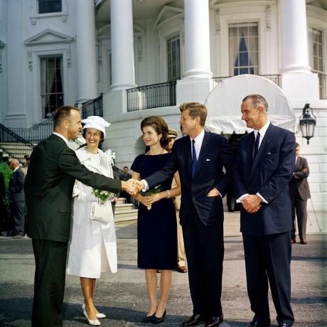 L'astronaute Alan Shepard et son épouse Louise rencontrent le président John F. Kennedy, Jacqueline Kennedy et vice-président Lyndon Johnson après le vol Freedom 7.