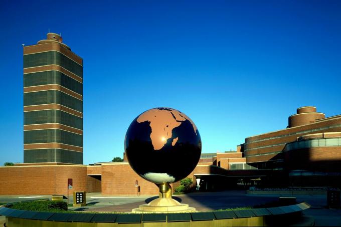 Le bâtiment administratif, le globe et la tour de recherche en cire Johnson en porte-à-faux au siège de SC Johnson à Racine, Wisconsin, conçu par Frank Lloyd Wright en 1950