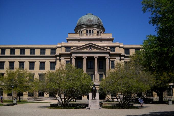 Texas A&M Academic Building au cœur du campus principal de College Station