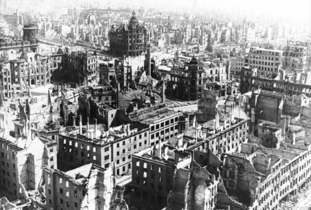 Bâtiments endommagés par les bombes à Dresde.