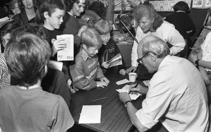 Une foule d'enfants attend l'autographe de Dahl