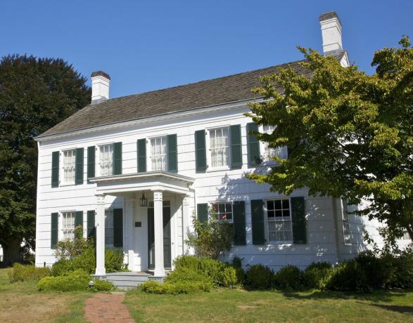 Ferme coloniale blanche aux volets verts, maison Corwith, v. 1850, Long Island