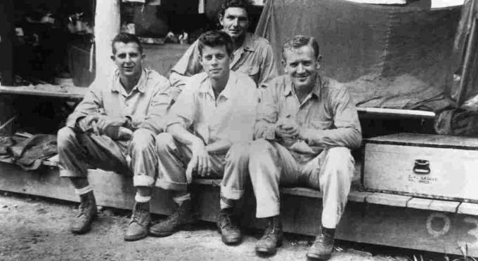 John F. Kennedy avec d'autres membres d'équipage